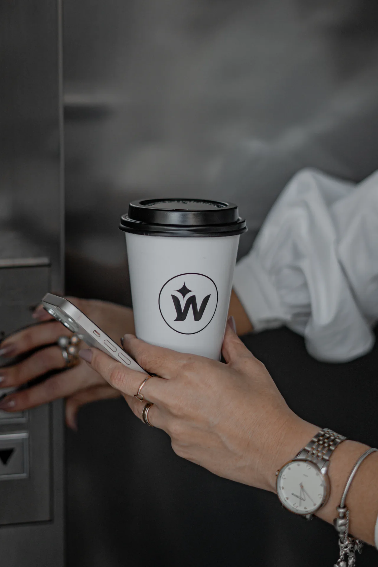 Mão de uma Pessoa segurando café Wonder